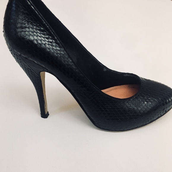 Vince Camuto Black Snake Skin Pumps Size 7.5 - Picture 6 of 6